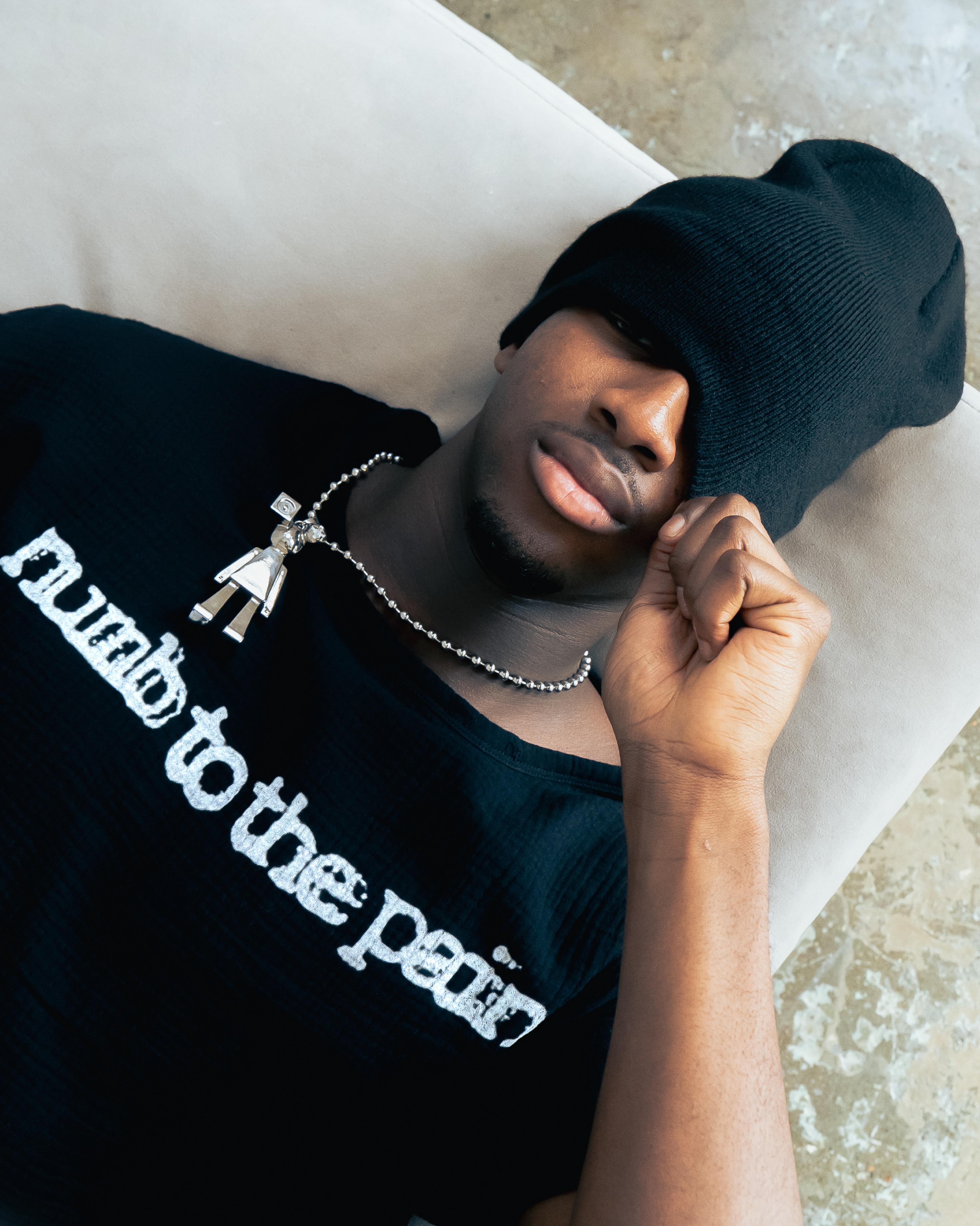 NUMB TO THE PAIN. T-SHIRT - BLACK