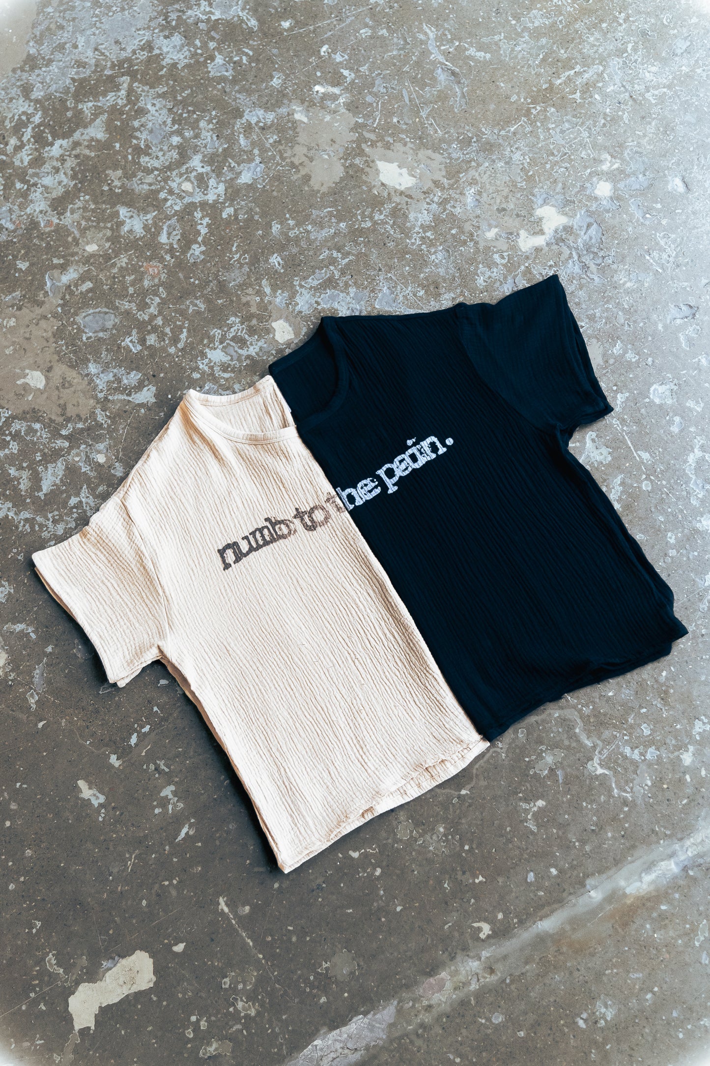 NUMB TO THE PAIN. T-SHIRT - BLACK