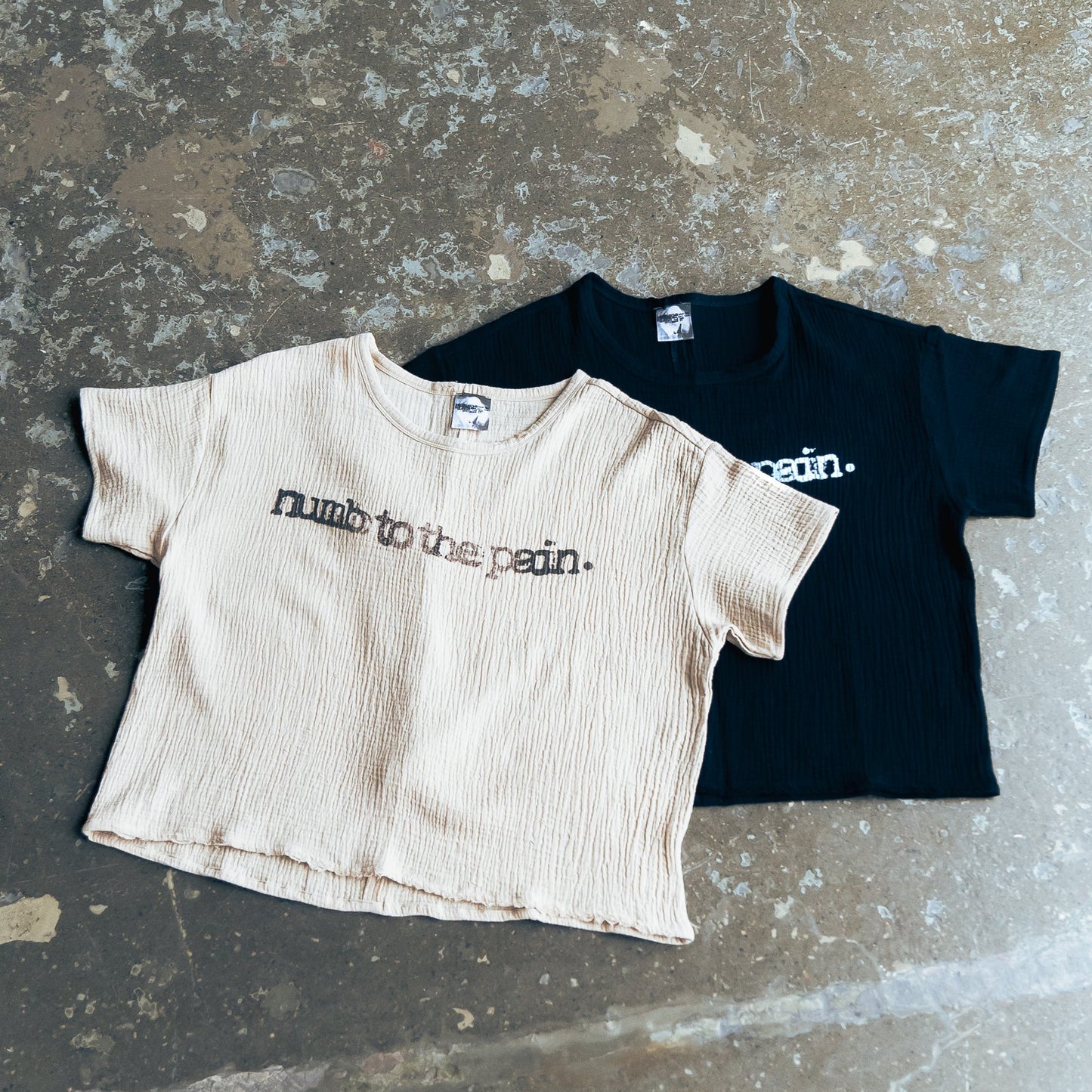 NUMB TO THE PAIN. T-SHIRT - OFF WHITE