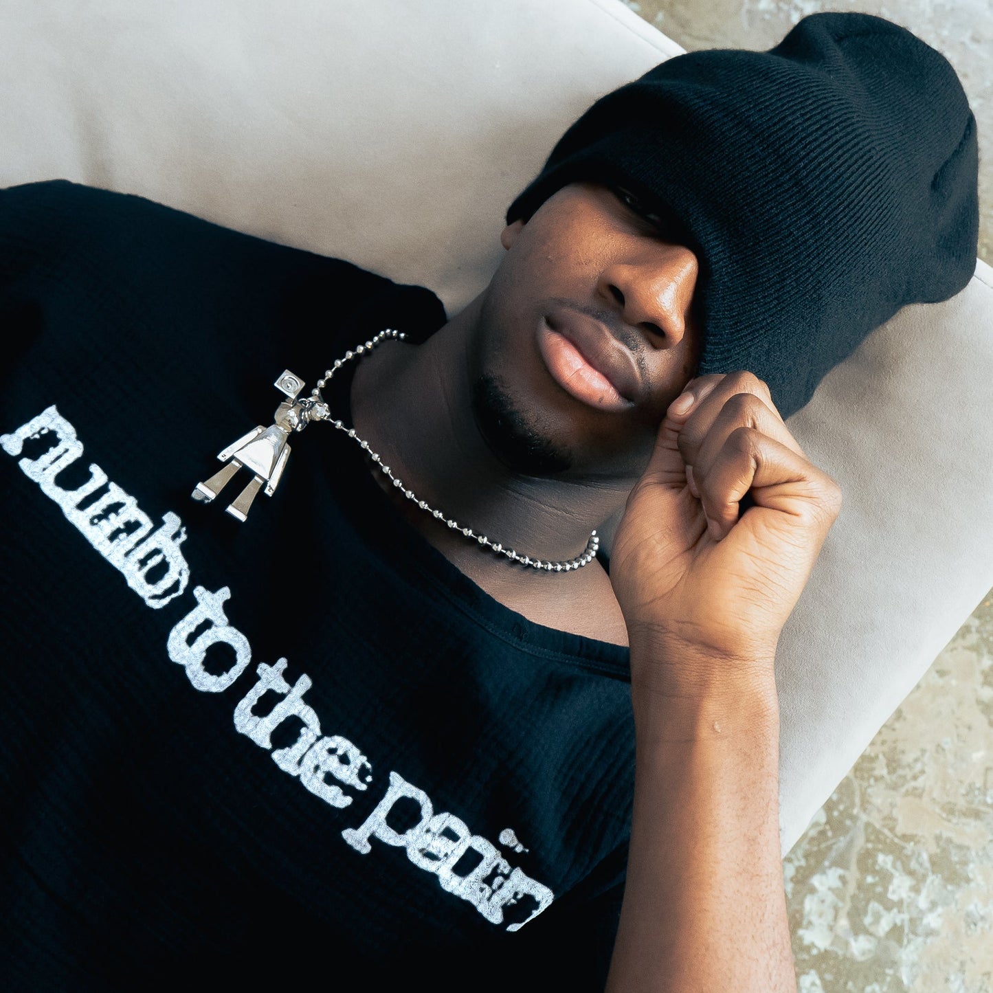 NUMB TO THE PAIN. T-SHIRT - BLACK