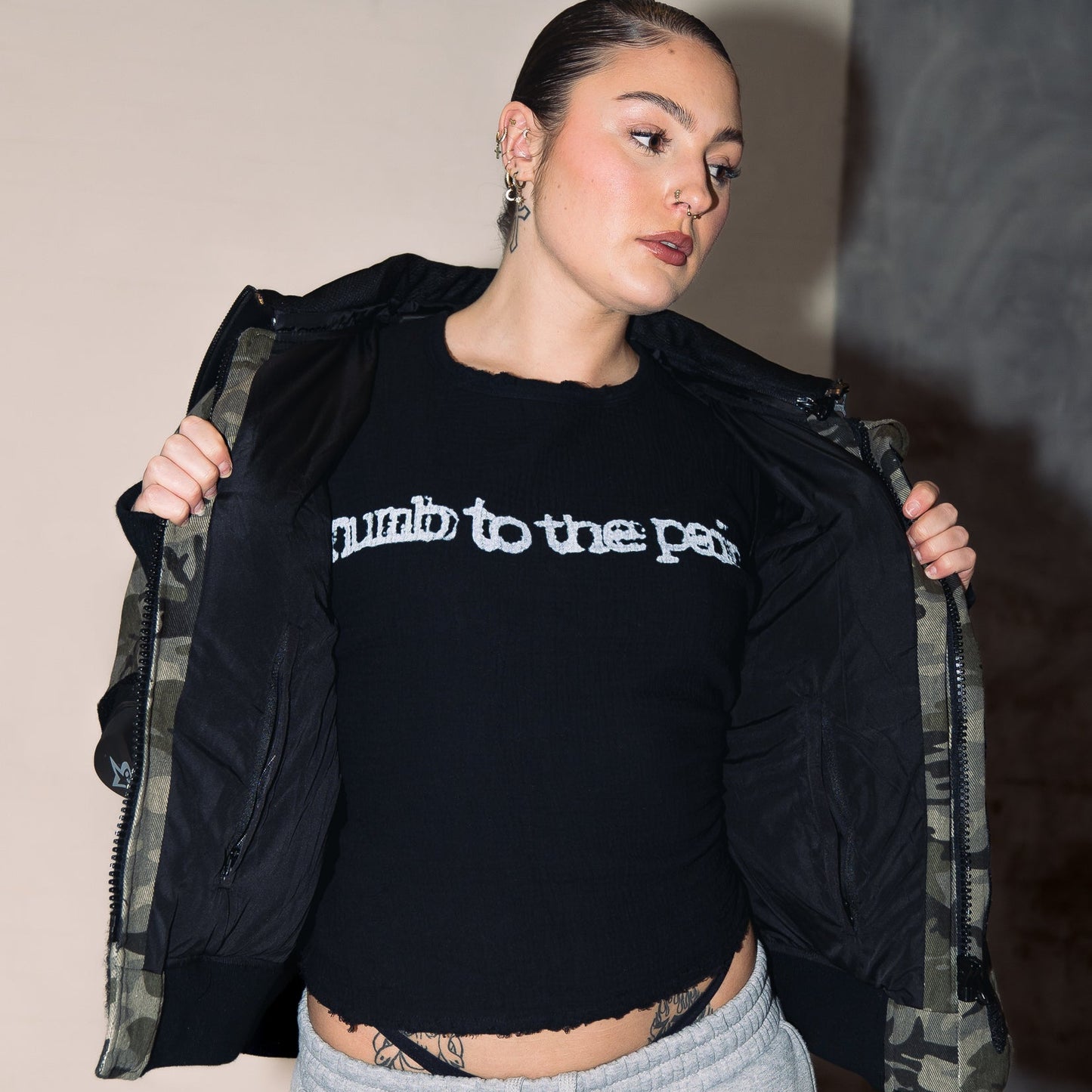 NUMB TO THE PAIN. T-SHIRT - BLACK