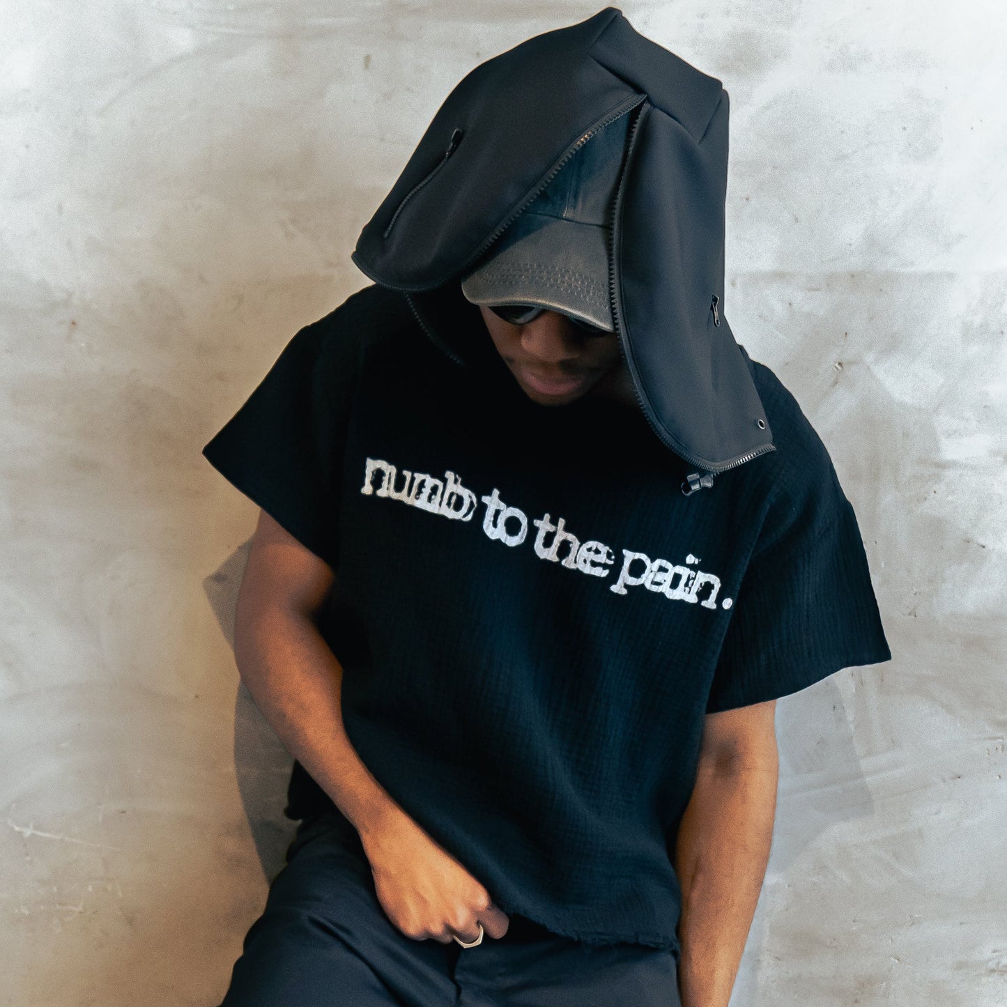 NUMB TO THE PAIN. T-SHIRT - BLACK