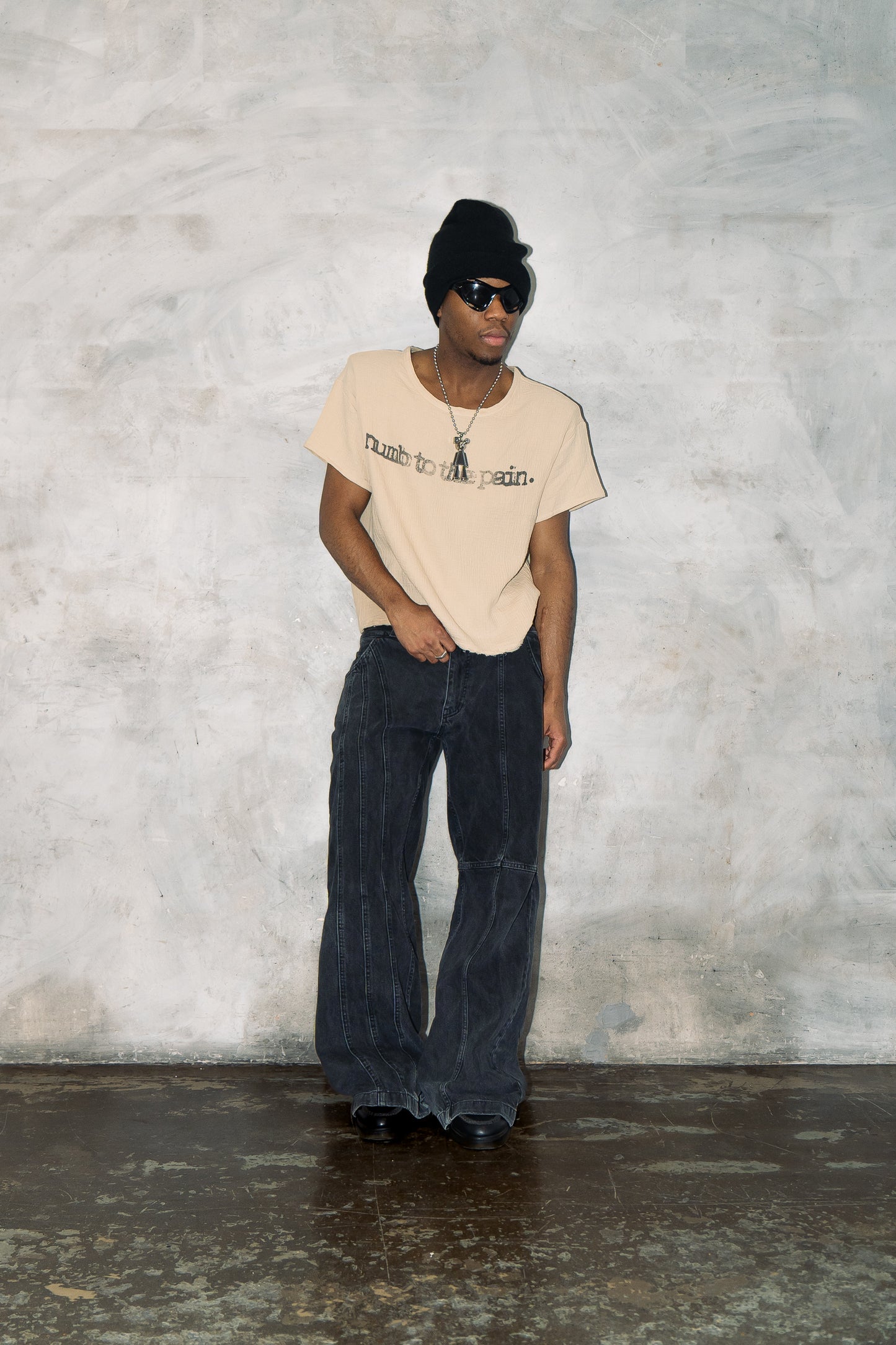 NUMB TO THE PAIN. T-SHIRT - OFF WHITE